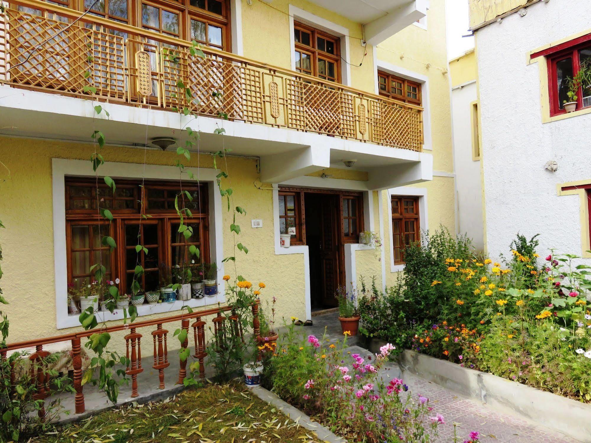 Tih Rahela Guest House & Home Stay Leh Exterior photo